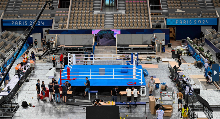 Los trabajadores de los Juegos montan un ring de boxeo en la pista de Roland Garros.