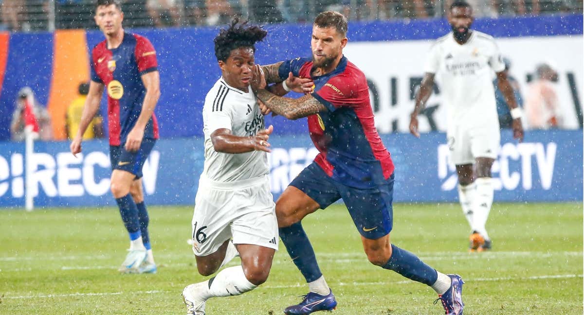 Iñigo en una disputa con Endrick durante el Clásico.