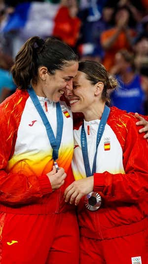 El abrazo de Vega Gimeno y Sandra Ygueravide en el podio tras colgarse la plata.  EP