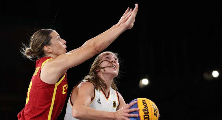 Sandra Ygueravide presiona una jugada de Alemania en la final.