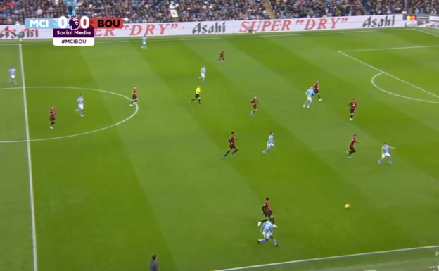 Tras iniciar en la mediapunta, Julián realiza un desmarque a la espalda del lateral, que ha saltado lejos.  WYSCOUT
