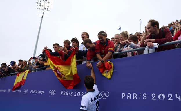 Álex Alonso saluda a unos aficionados en París 2024. EFE