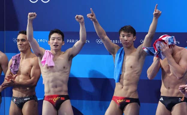 Los ganadores de la medalla de oro Zongyuan Wang y Daoyi Long.  EFE