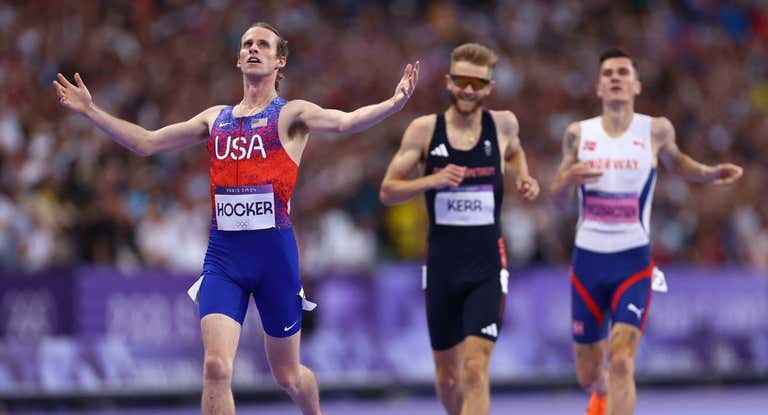 Hocker celebra la victoria ante Josh Kerr (plata) e Ingebrigtsen (4ª).