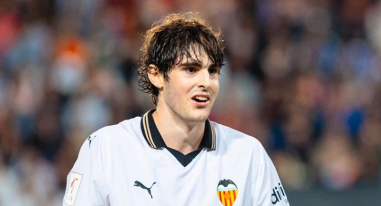 Javi Guerra con el Valencia.