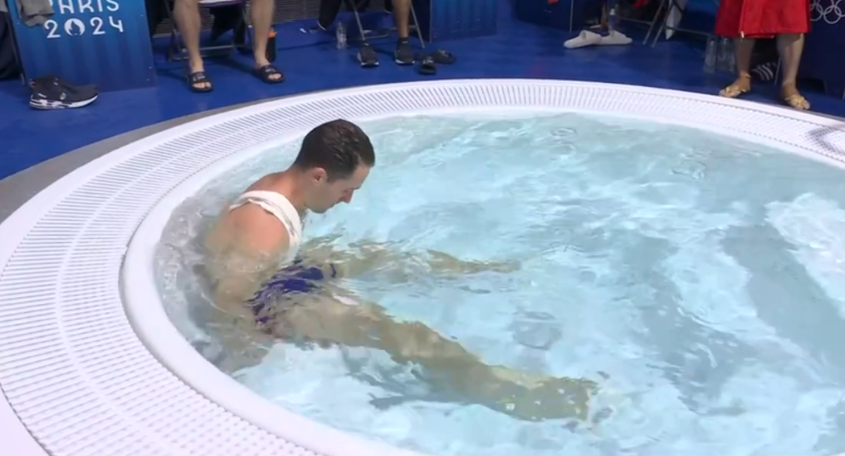 Adrián Abadía, de España, en el jacuzzi después de competir en la final de plataforma sincronizada.