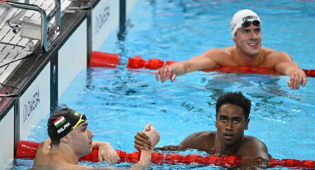 Descubren que un nadador ganó una plata irregular en la piscina que el VAR no supo ver