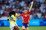 España se olvida de jugar al fútbol, sucumbe ante Brasil y luchará por el bronce