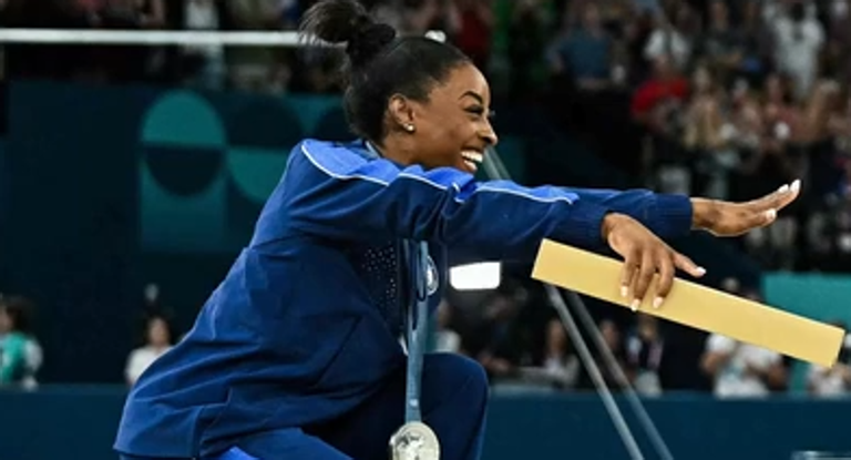 Simone Biles se rinde ante su máxima rival tras conseguir la medalla de plata.