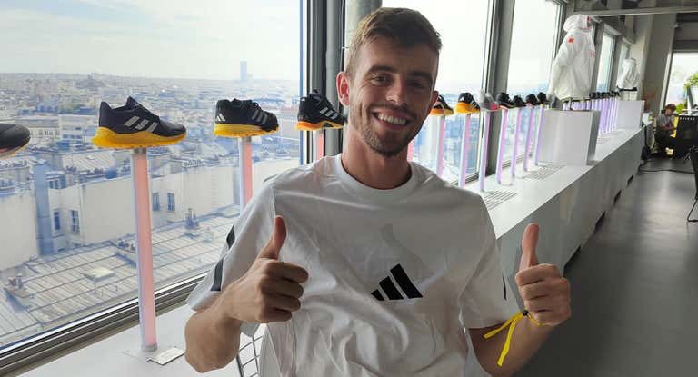 Adrián Ben con París de fondo en la Adidas House.