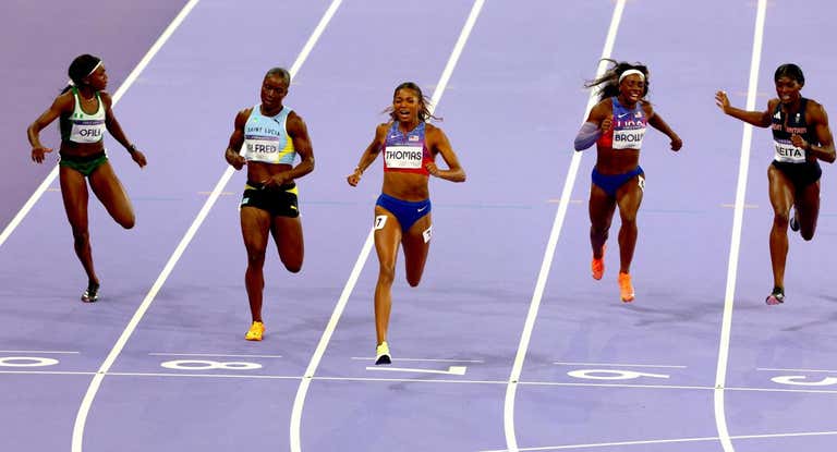 La pista de atletismo de París 2024 es de color morado.