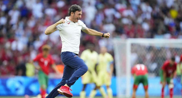 Santi Denia celebra el pase a la final olímpica.