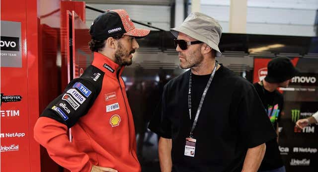 Jason Stathan, Kepa o los gemelos Weasley de Harry Potter: MotoGP se viste de Fórmula 1 y recibe a varias estrellas internacionales