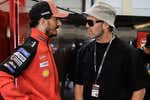 Jason Stathan, Kepa o los gemelos Weasley de Harry Potter: MotoGP se viste de Fórmula 1 y recibe a varias estrellas internacionales