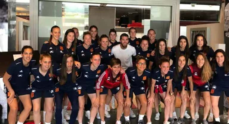 Sergio Ramos, durante su visita sorpresa a la Selección en el 2019.