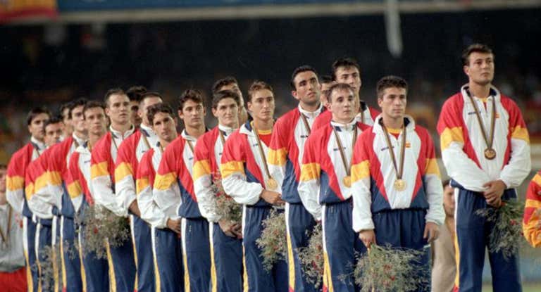 La selección de fútbol de Barcelona 92 en la entrega del oro de la medalla de oro. En la foto, de derecha a izquierda, Miguel, Soler, Ferrer, Amavisca, Abelardo, Paqui, Lasa, Kiko, Billabona, Vidal, Cañizares, Bergés, Alfonso, Toni...'.