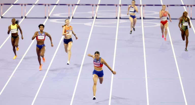 McLaughlin vuela en la final del 400 vallas.
