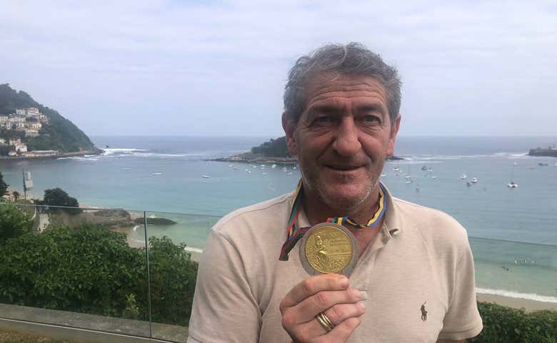 Mikel Lasa, con la medalla de oro que España conquistó en Barcelona 92'.  Relevo