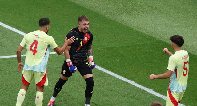 Arnau Tenas calcó el error de Arconada, pero un grito de rabia cambió el destino de España