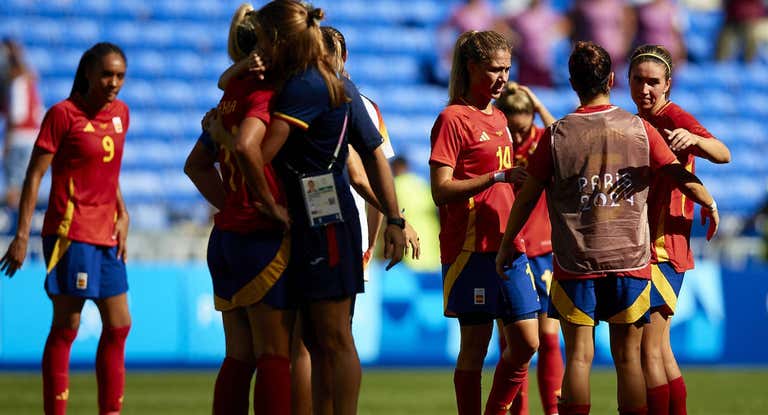 Irene Paredes consuela a Alexia Putellas tras fallar el penalti ante Alemania.