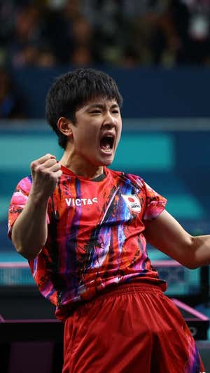 Tomokazu Harimoto, de Japón, durante un partido de tenis de mesa Reuters
