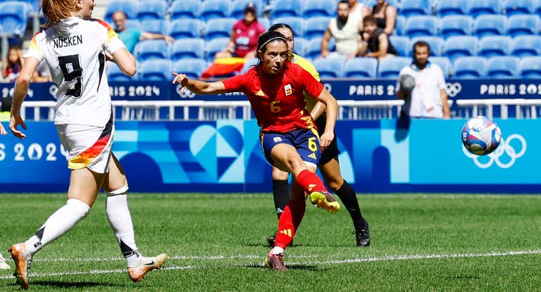 Aitana Bonmatí disparando a portería.