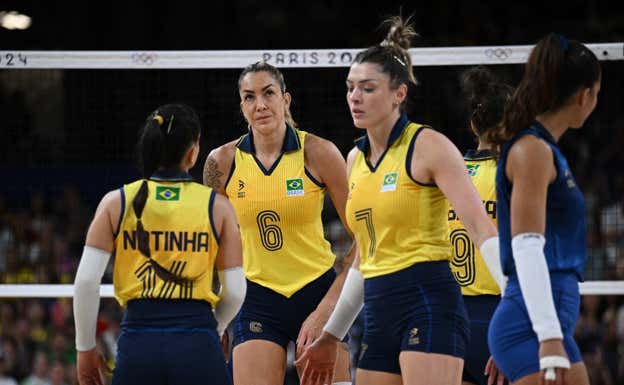 El equipo de voleibol de Brasil, durante su partido de semifinales frente a EEUU Reuters