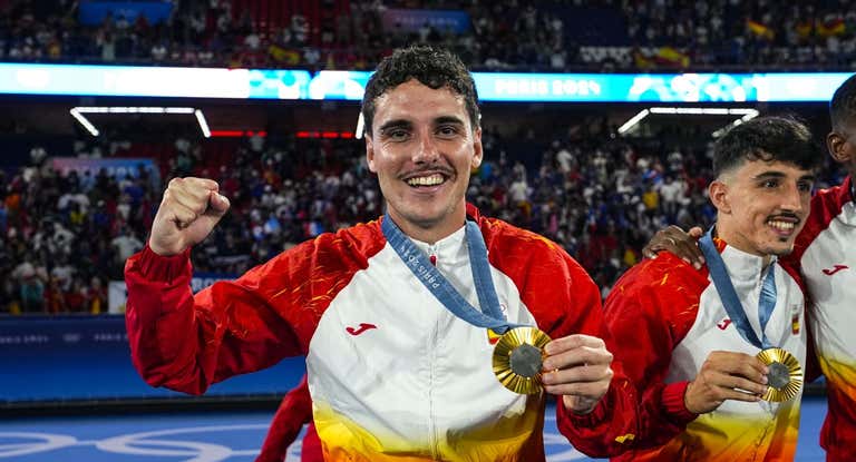 Sergio Camello, con la medalla de oro olímpica.