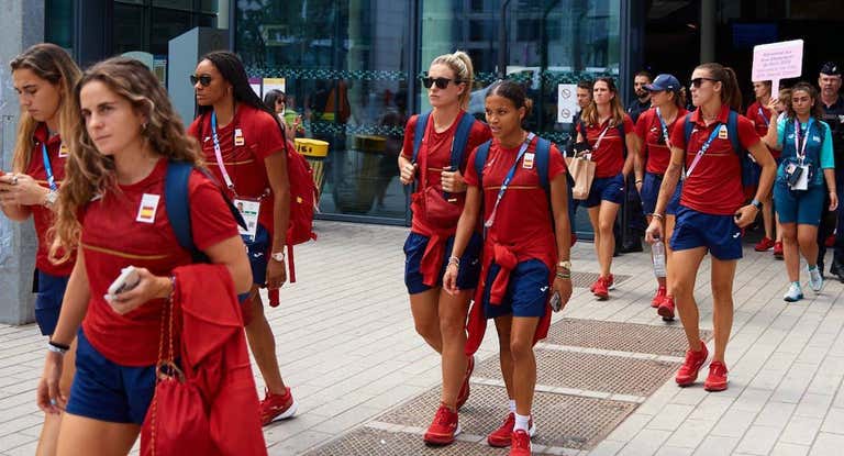 Llegada de las jugadoras de la Selección a Lyon para el partido por el bronce en los Juegos Olímpicos.