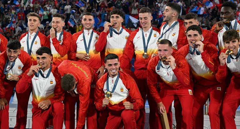 La selección española recoge su medalla de oro.