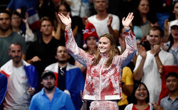 Summer McIntosh, de Canadá, celebra una medalla en el podium de la natación en París Reuters