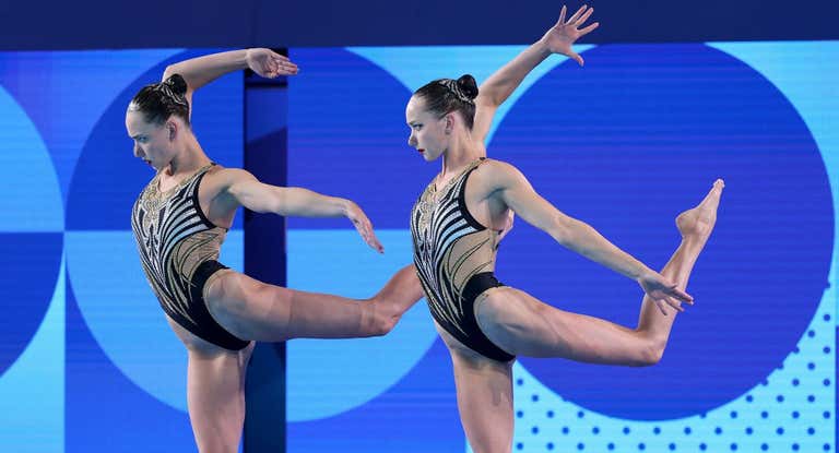 Las gemelas Aleksiiva justo al empezar la coreografía de dúo técnico en los Juegos Olímpicos de París.