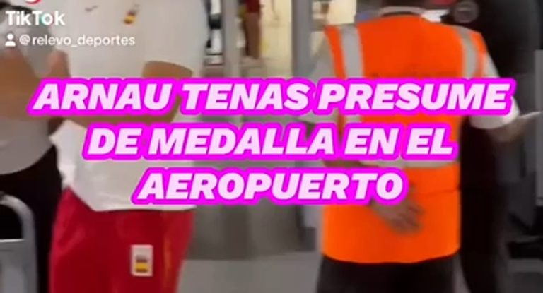 El portero pasó por el detector de metal del aeropuerto con el oro ganado horas antes.