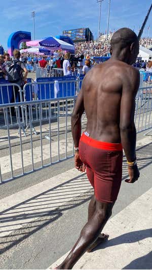 El abandono de Kipchoge provoca un efecto Forrest Gump en París: «He regalado todo menos el pantalón corto»