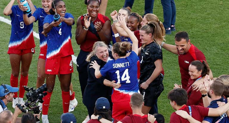 Emma Hayes celebrando el oro.