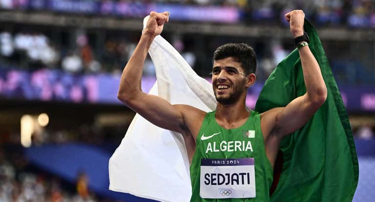 Sedjati celebra su bronce.