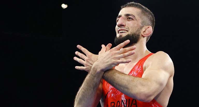 Islam Dudaev, haciendo el gesto el águila bicéfala.