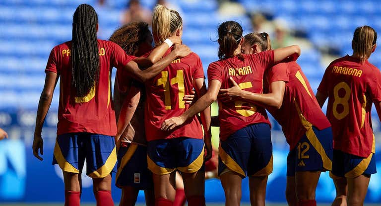 Las jugadoras de la Selección se abrazan tras la dura derrota frente a Alemania en la pelea por el tercer puesto.