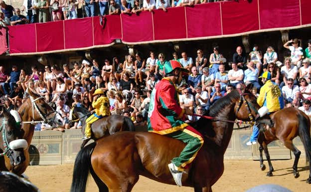 Los entresijos del Palio de Siena: «Los jinetes somos mercenarios. Podemos ganar hasta medio millón de euros por la victoria»