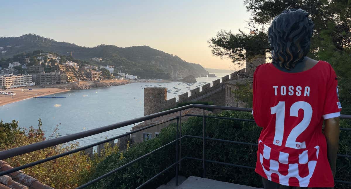 La estatua de Ava Gardner de Tossa de Mar vistiendo la camiseta del Girona