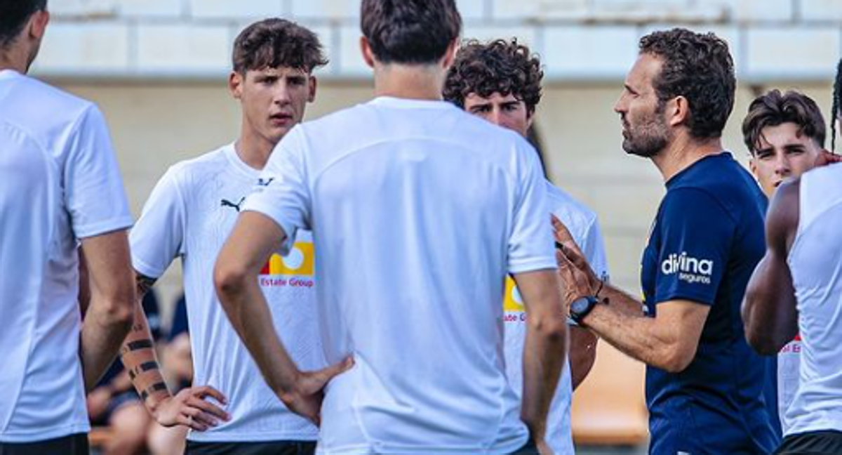 Baraja dando indicaciones a varios canteranos del Valencia C.F.