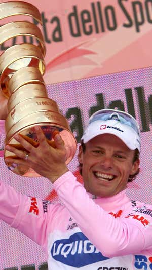 Di Luca celebra el Giro que conquistó en 2007.  EFE