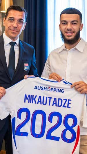El delantero georgiano es el fichaje estrella del Lyon para este curso.  OLYMPIQUE LYON
