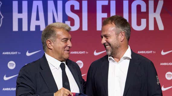 Joan Laporta junto a Hansi Flick en la presentación del entrenador alemán. /GETTY