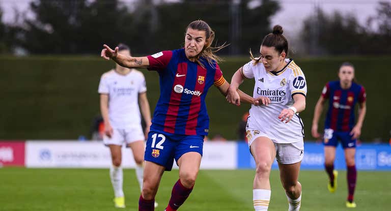 Patri Guijarro y Teresa Abelleira luchan por el balón durante el último Real Madrid - Barcelona.