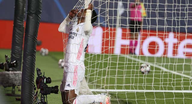 Un fallo ‘maradoniano’ y el lamento de Sergio Ramos: el cambio de Vinicius explicado en una jugada frente a la Atalanta