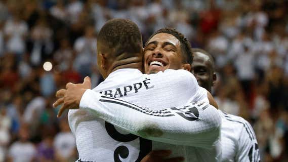 Mbappé y Bellingham se abrazan tras el gol. /AFP