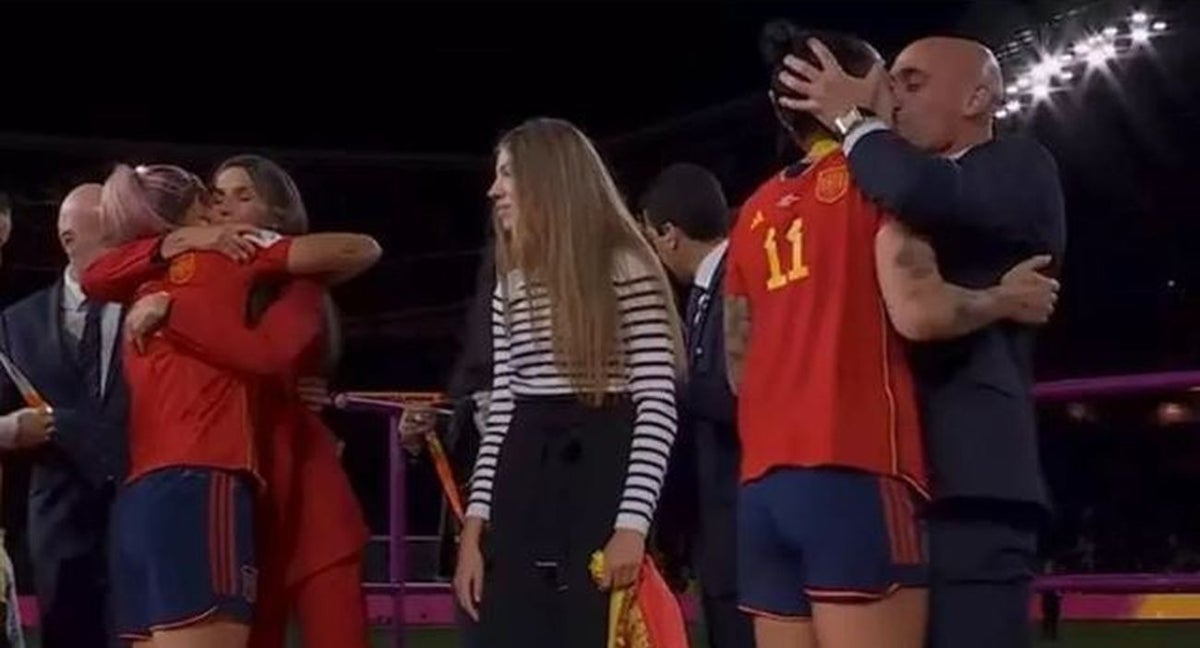 Momento en que Rubiales le da el pico a Jenni Hermoso después de la final del Mundial 2023.