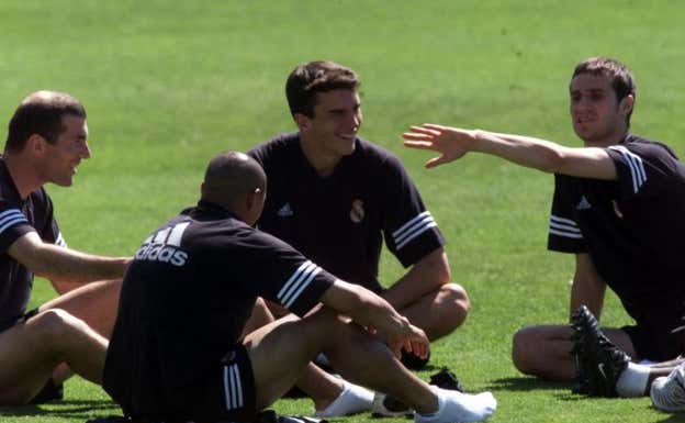 De izquierda a derecha: Zidane, Pavón , Helguera y Roberto Carlos, durante un entrenamiento. ARCHIVO