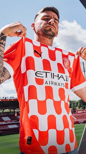 Portu con la nueva equipación del Girona.  GIRONA.